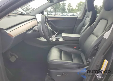 2025 Tesla Model Y z USA, uszkodzony, nr VIN 7SAYGDED5SF260810